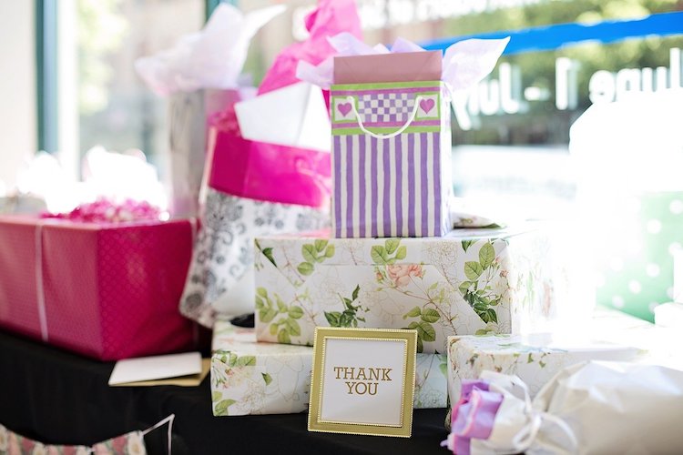 Gifts to deals give on wedding